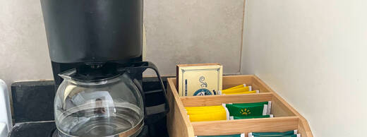 Cafetera y té de cortesía