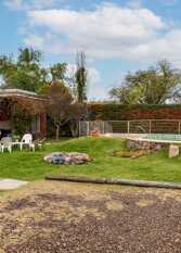 Foto 3 de la galería de Casa Italiana con piscina y jardín - 4 hab en 16 De Julio