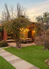 Foto 2 de la galería de Casa Italiana con piscina y jardín - 4 hab en 16 De Julio