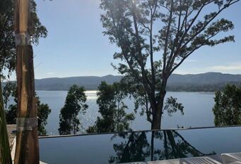 Foto 1 de la galería de Casa Frente Al Lago En Complejo Palo Blanco en Villa Carlos Paz