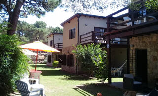 Foto 1 de Mirando al Bosque Complejo de Cabañas en Villa Gesell