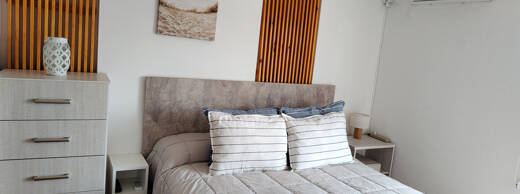 Cama Queen size, AA, TV 32', calefacción por radiadores 