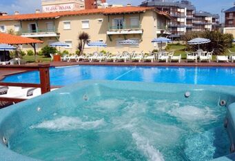Foto 1 de la galería de Hotel Tejas Rojas en Villa Gesell