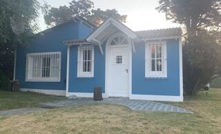Foto 1 de Hermosa casa azul en Villa Gesell