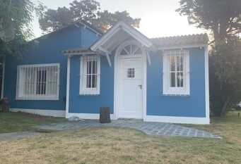 Foto 1 de la galería de Hermosa casa azul con hermoso parque en Villa Gesell