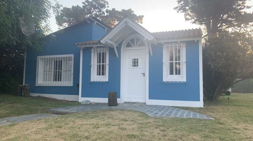 Foto principal de Hermosa casa azul con hermoso parque en Villa Gesell