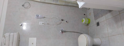 baño con ducha y bidet portátil 