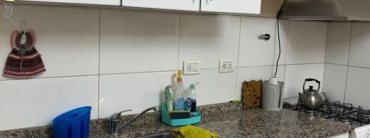 Cocina cómoda y vajila completa