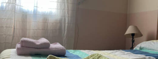 Habitación con ropa de cama y baño