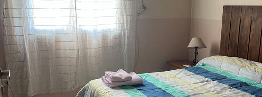 Habitación con ropa de cama y baño