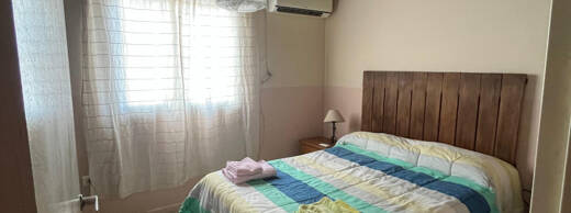 Habitación con ropa de cama y baño