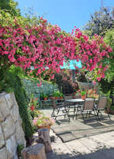 Foto 2 de la galería de La Casa de las Flores Bariloche en San Carlos De Bariloche