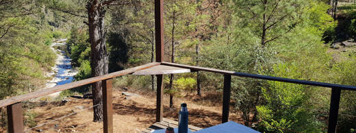 Deck y río